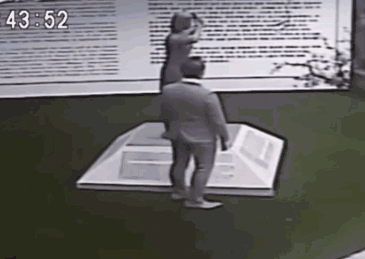 脚踹台湾慰安妇铜像日本人辩称脚麻 这么不要脸？